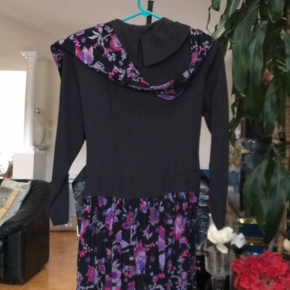 WOMANS DRESS SIZE US SMALL. - Picture 6 of 7